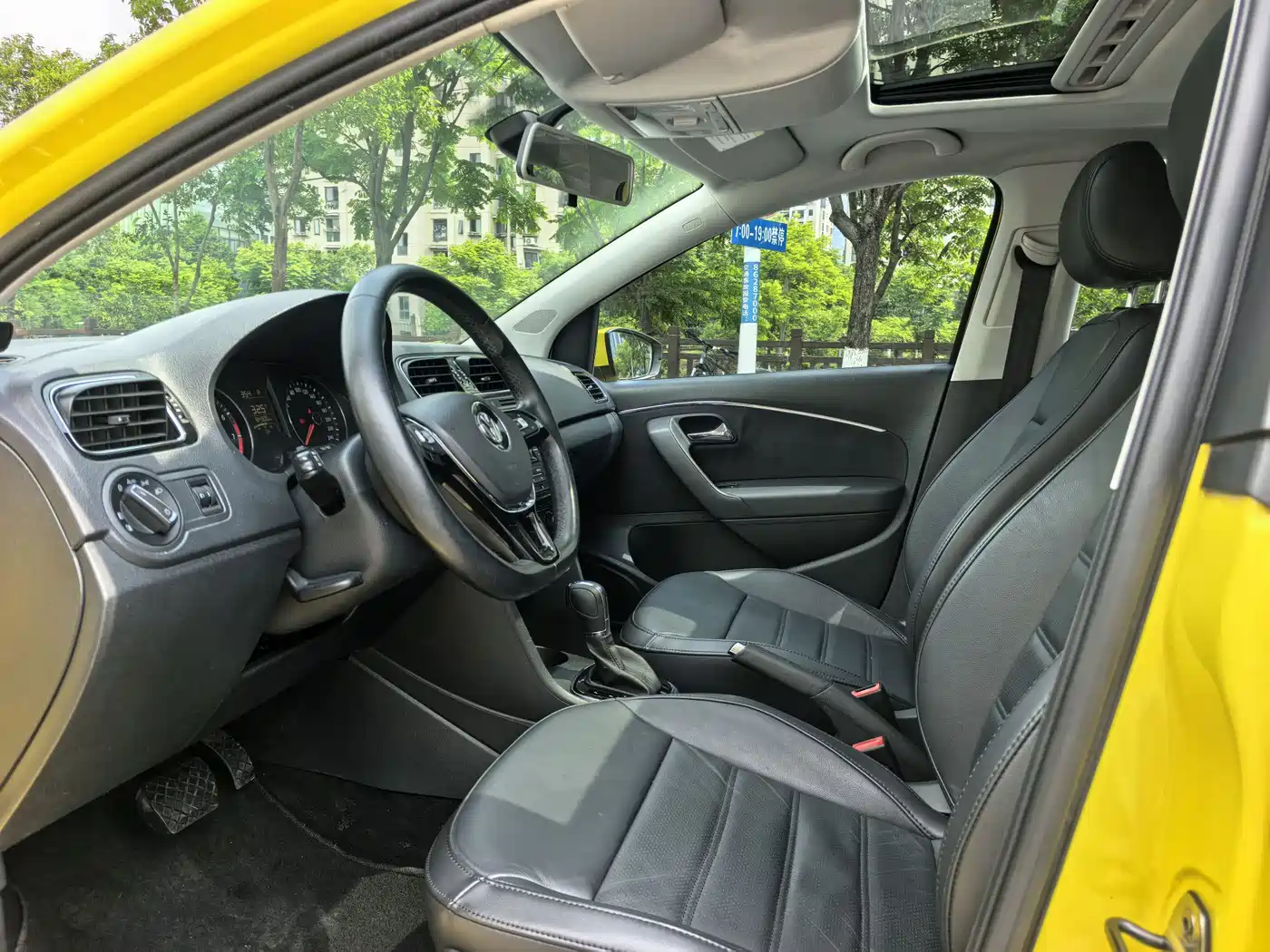 Volkswagen Polo 2014 1.6L Automatic Luxury Edition фото 4