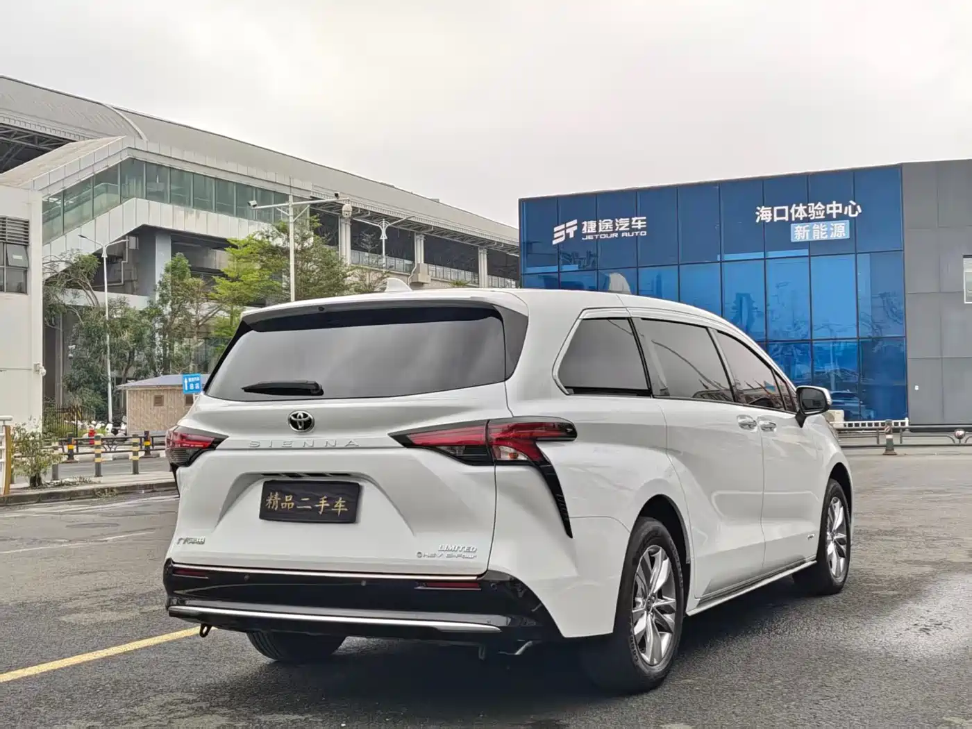 Toyota Sienna 2024 2.5L Hybrid 4WD Premium Edition фото 9