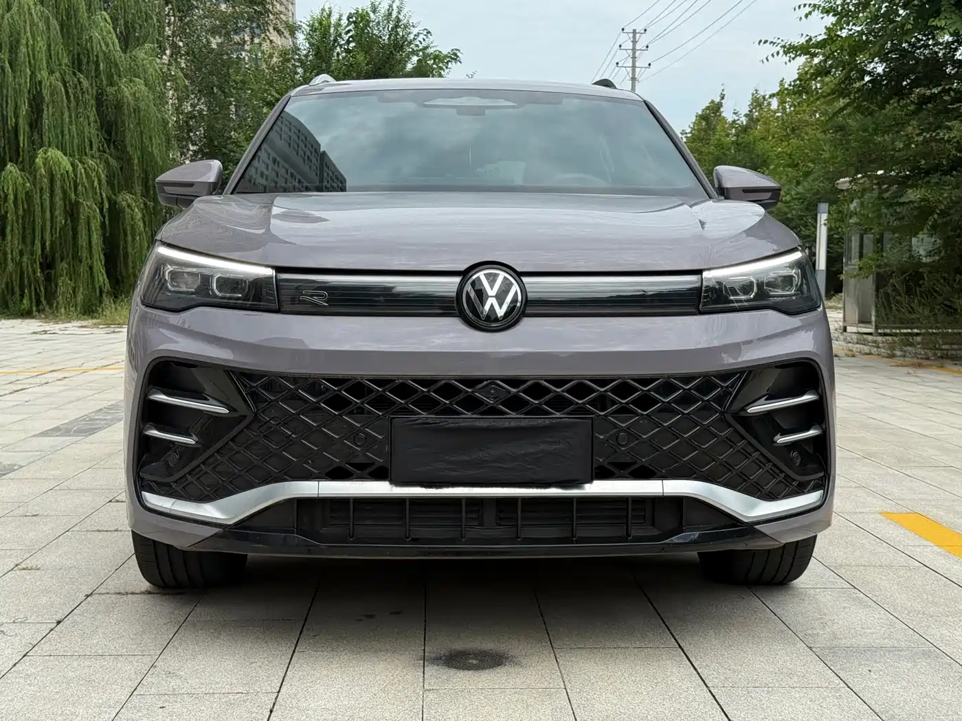 Photo 2 - Volkswagen Tiguan L