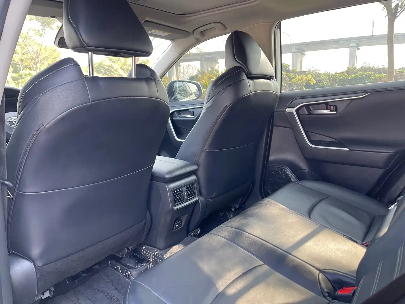 Toyota Wildlander 2022 2.0L CVT AWD Luxury Edition фото 27