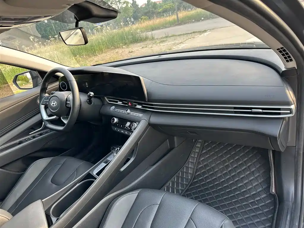 Hyundai Elantra 2023 Model 1.5L CVT LUX Premium Edition фото 17