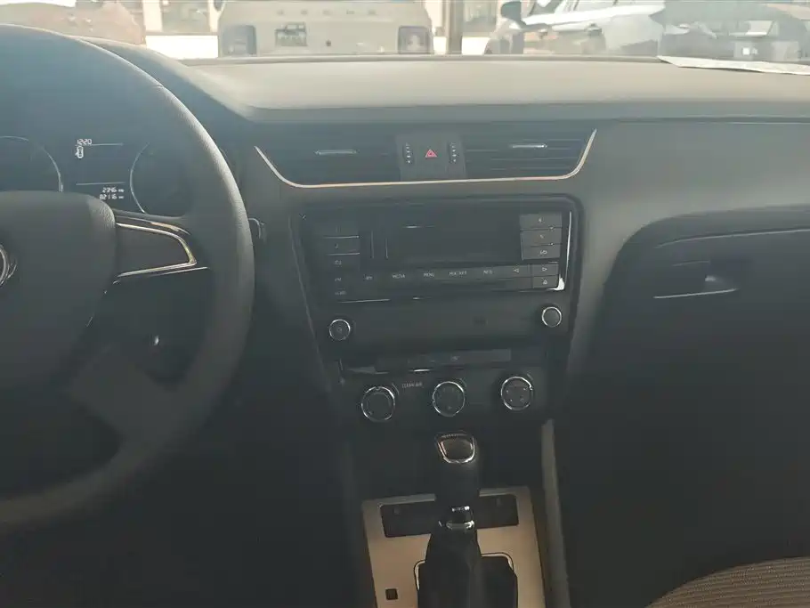 Škoda Octavia 2016 1.6L Automatic Pioneer Edition фото 13