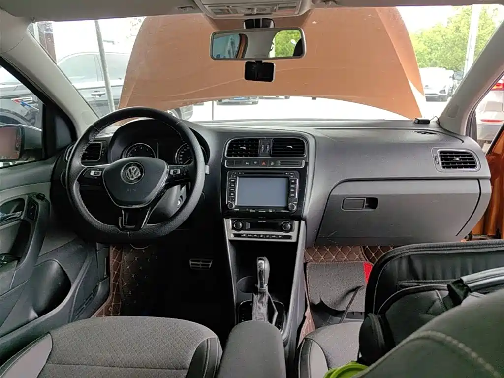 Volkswagen Polo 2016 1.6L Cross Polo Automatic фото 10