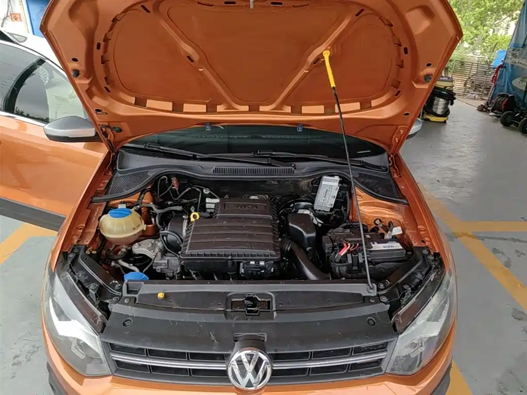 Volkswagen Polo 2016 1.6L Cross Polo Automatic фото 20