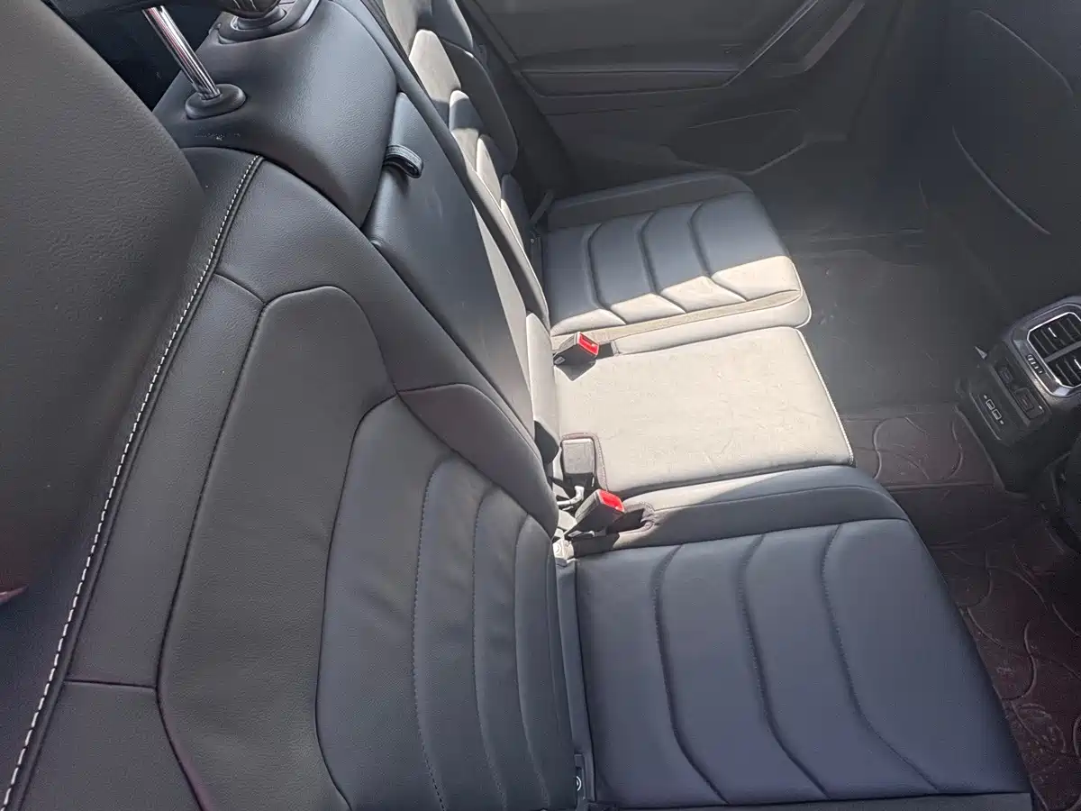 Photo 11 - Volkswagen Tiguan L