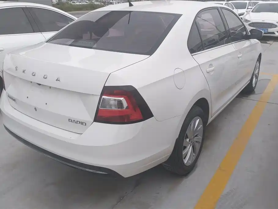 Škoda Skoda Rapid Spaceback 2019 1.5L Automatic Comfort Edition фото 3