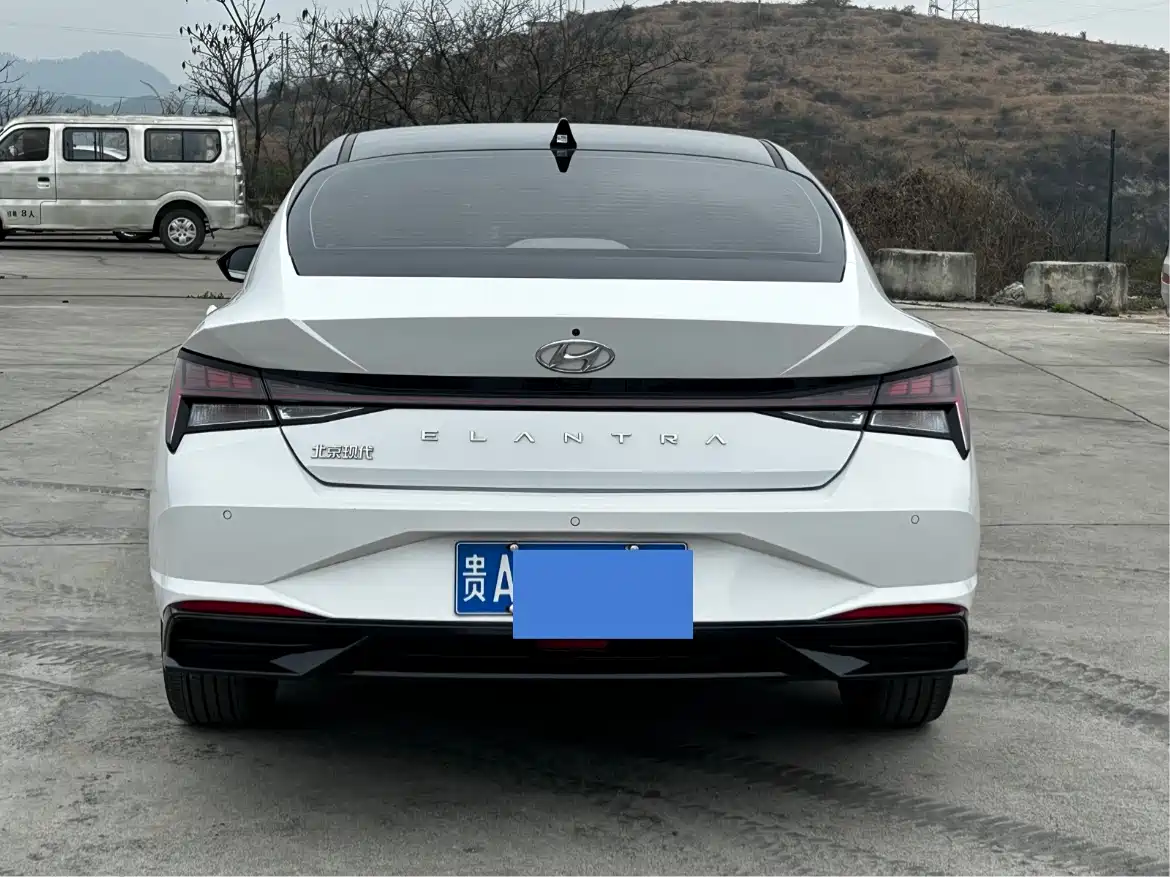 HYUNDAI ELANTRA