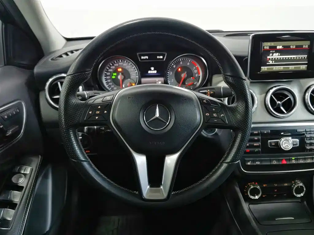 Mercedes-Benz GLA 2015 GLA 220 4MATIC Fashion Edition фото 11
