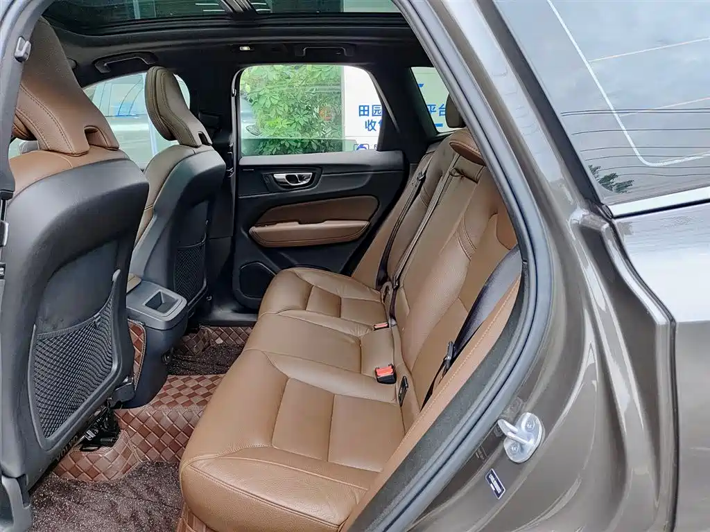 Фото 8 - Volvo XC60