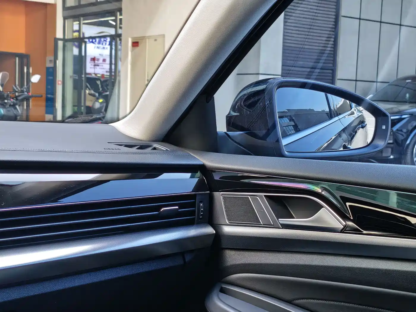 Volkswagen Passat 2025 Outstanding 380TSI Dragon Soaring Edition фото 16
