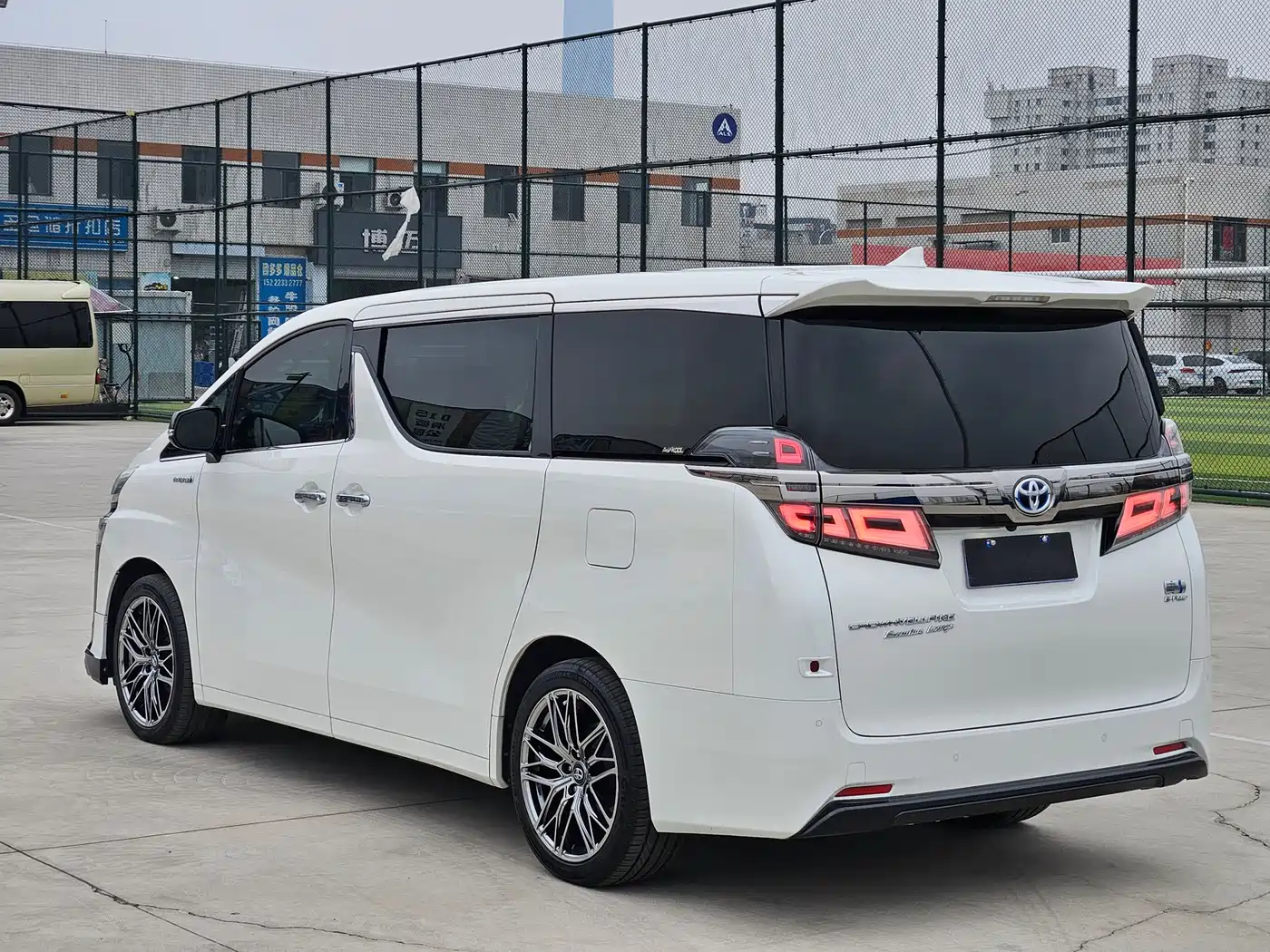 Toyota Vellfire 2021 Crown Hybrid 2.5L HV Premium Edition фото 4