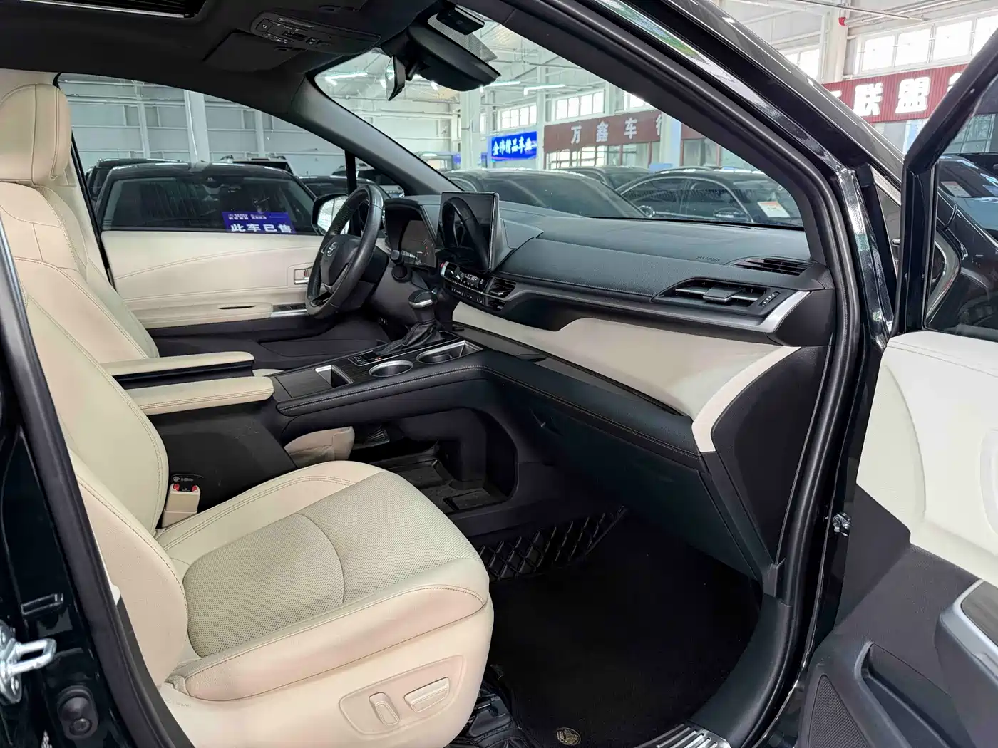 Toyota Sienna 2023 2.5L Hybrid Premium Edition фото 18