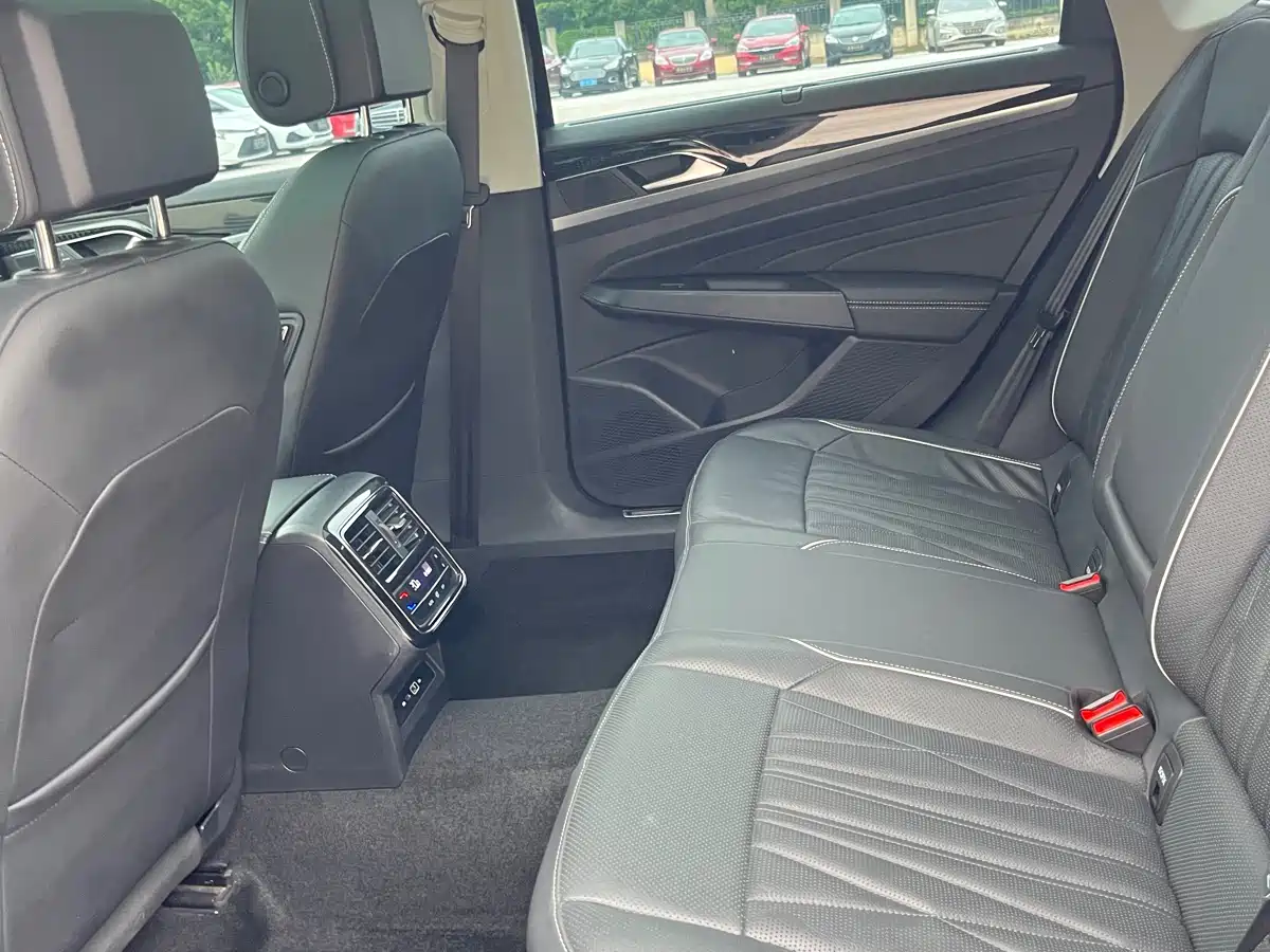 Volkswagen Passat 2023 330TSI Luxury Edition фото 15