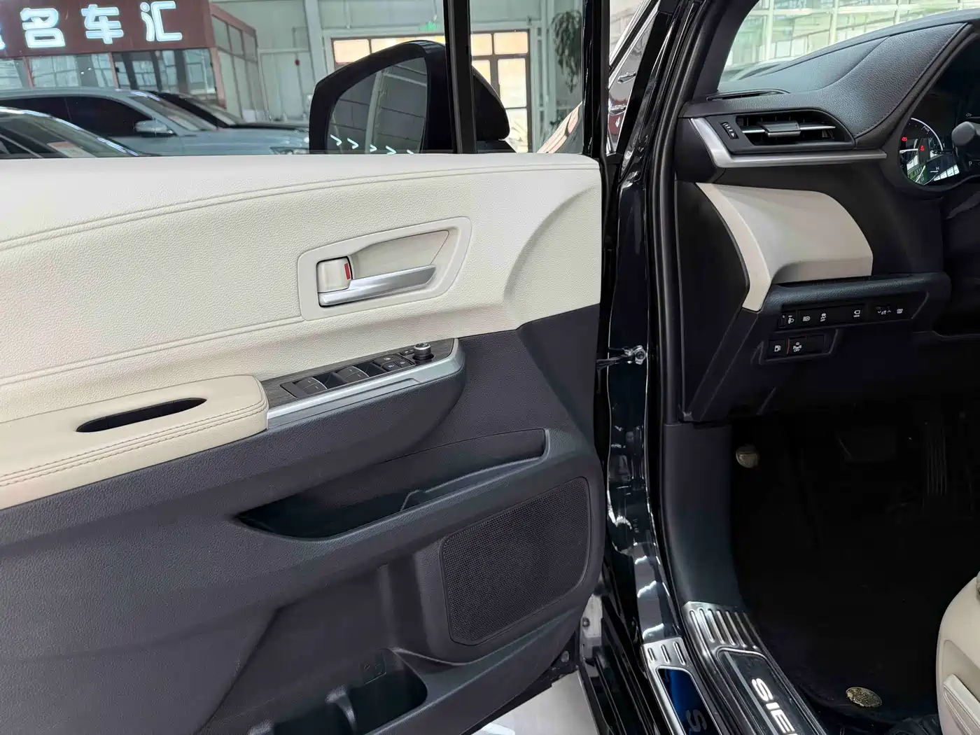 Toyota Sienna 2023 2.5L Hybrid Premium Edition фото 8