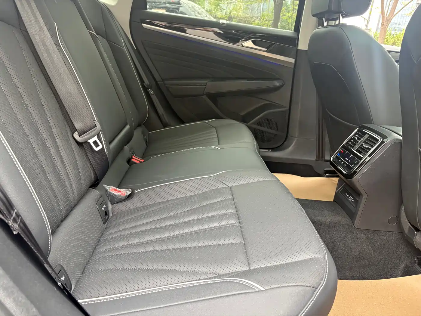 Volkswagen Passat 2024 380TSI Luxury фото 8