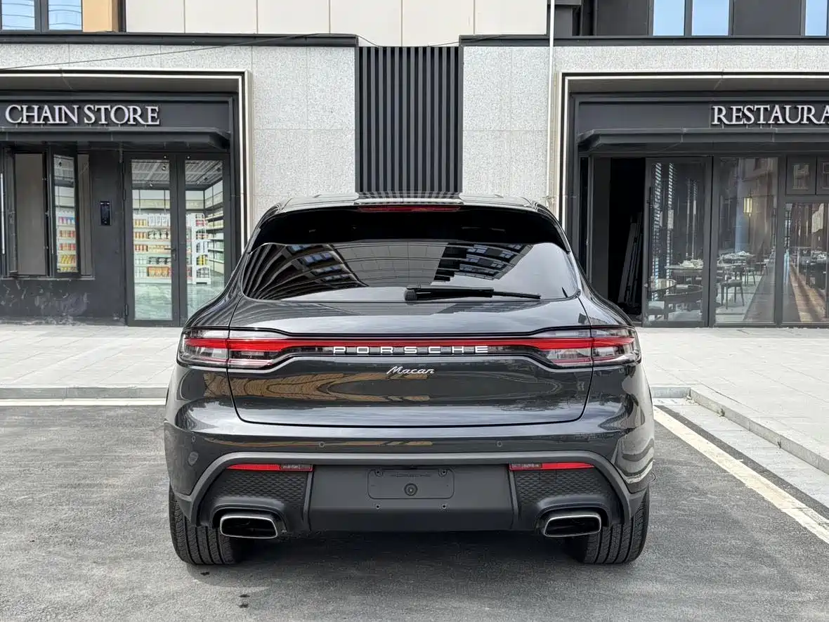 PORSCHE MACAN