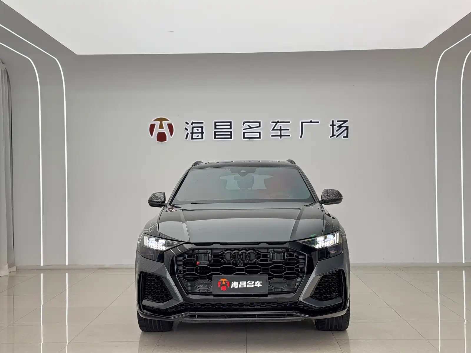 Photo 2 - Audi RS Q8
