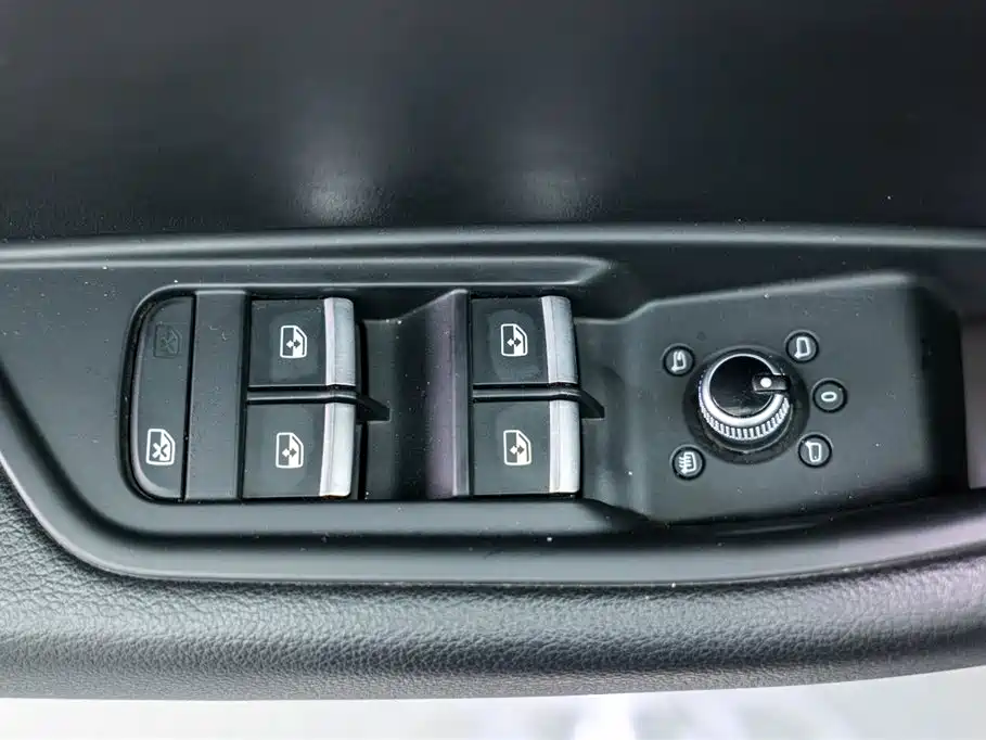 Фото 14 - Audi A4L