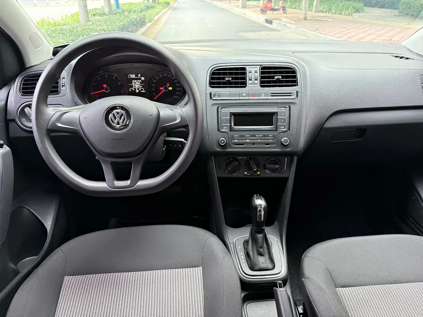 Volkswagen Polo 2018 1.5L Auto Safe Drive фото 6
