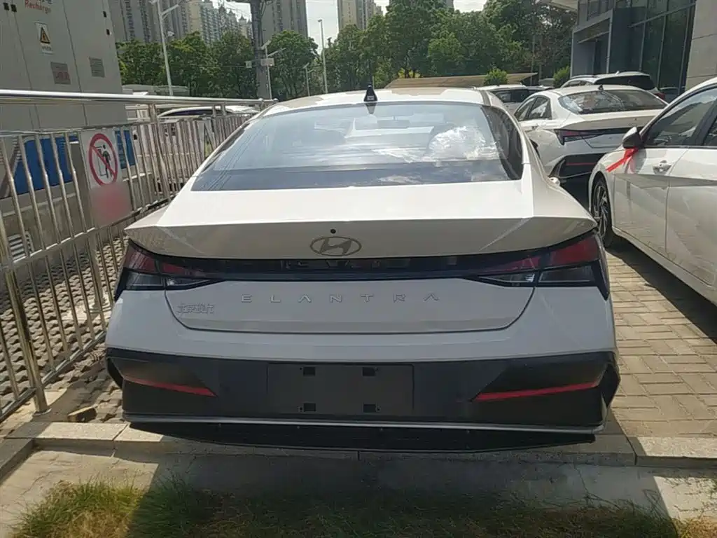 Hyundai Elantra 2023 1.5L CVT GLX Elite Edition фото 6