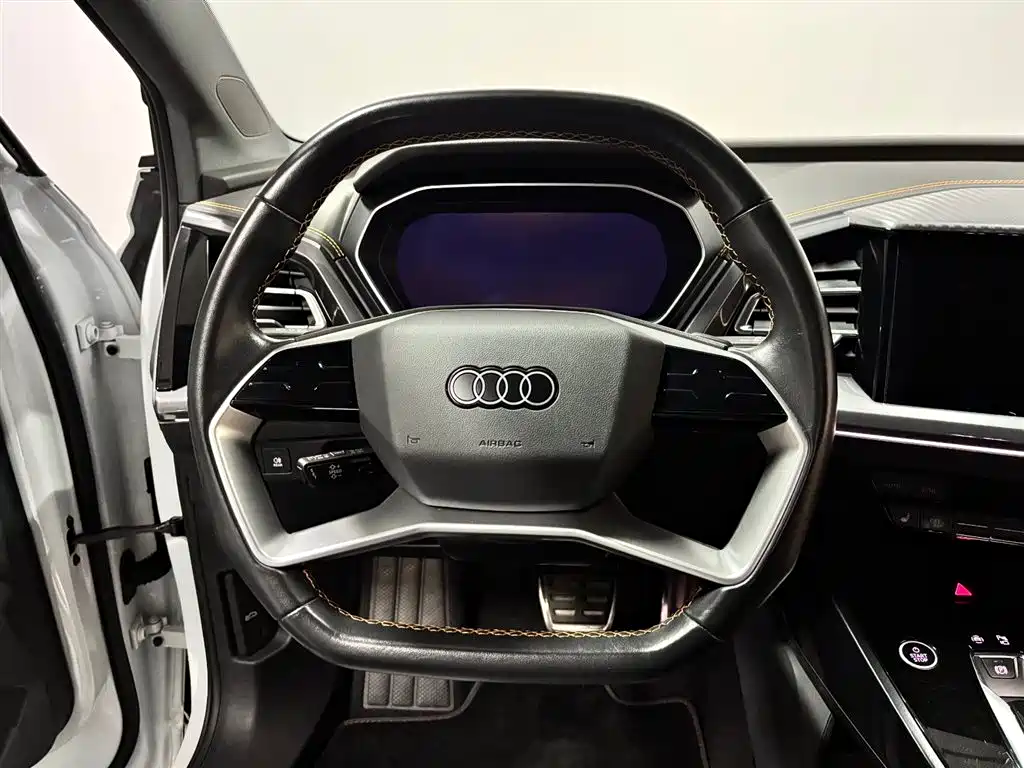 AUDI Q4 E TRON