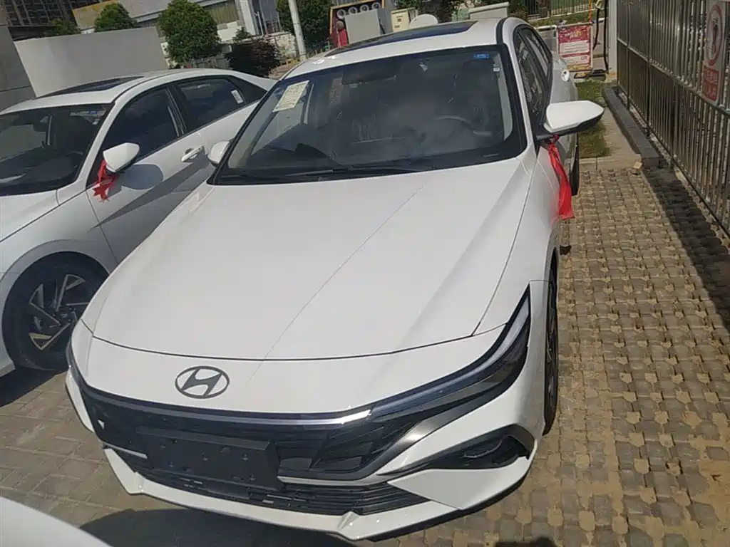 Hyundai Elantra 2023 1.5L CVT GLX Elite Edition фото 3