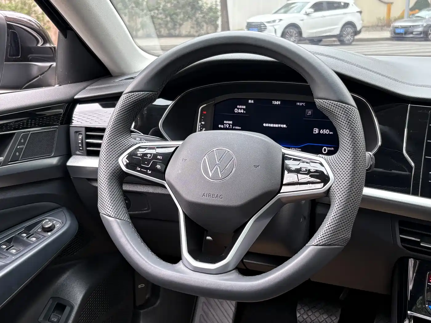 Volkswagen Passat 2024 380TSI Luxury фото 9