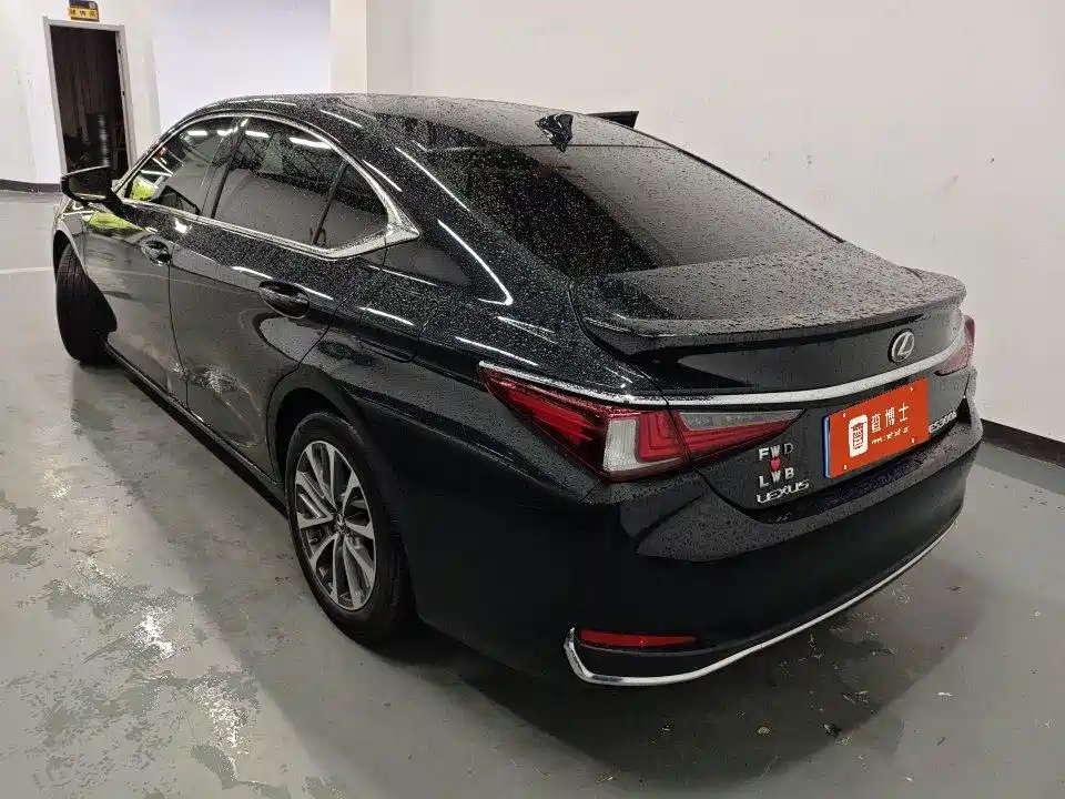 Фото 7 - Lexus ES