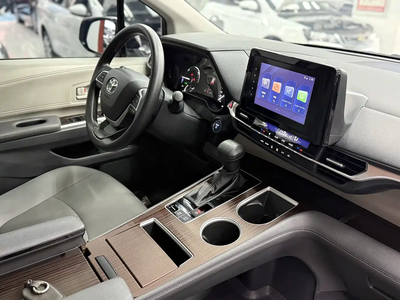 Toyota Granvia 2023 2.5L Hybrid Comfort Edition фото 15