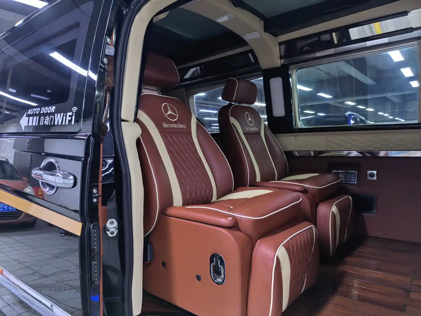 Mercedes-Benz Vito 2013 Model 3.0L Elite Edition фото 5
