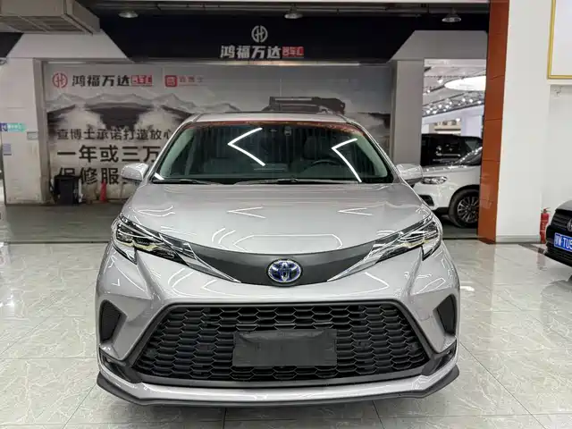 Toyota Granvia 2023 2.5L Hybrid Comfort Edition — фото 3