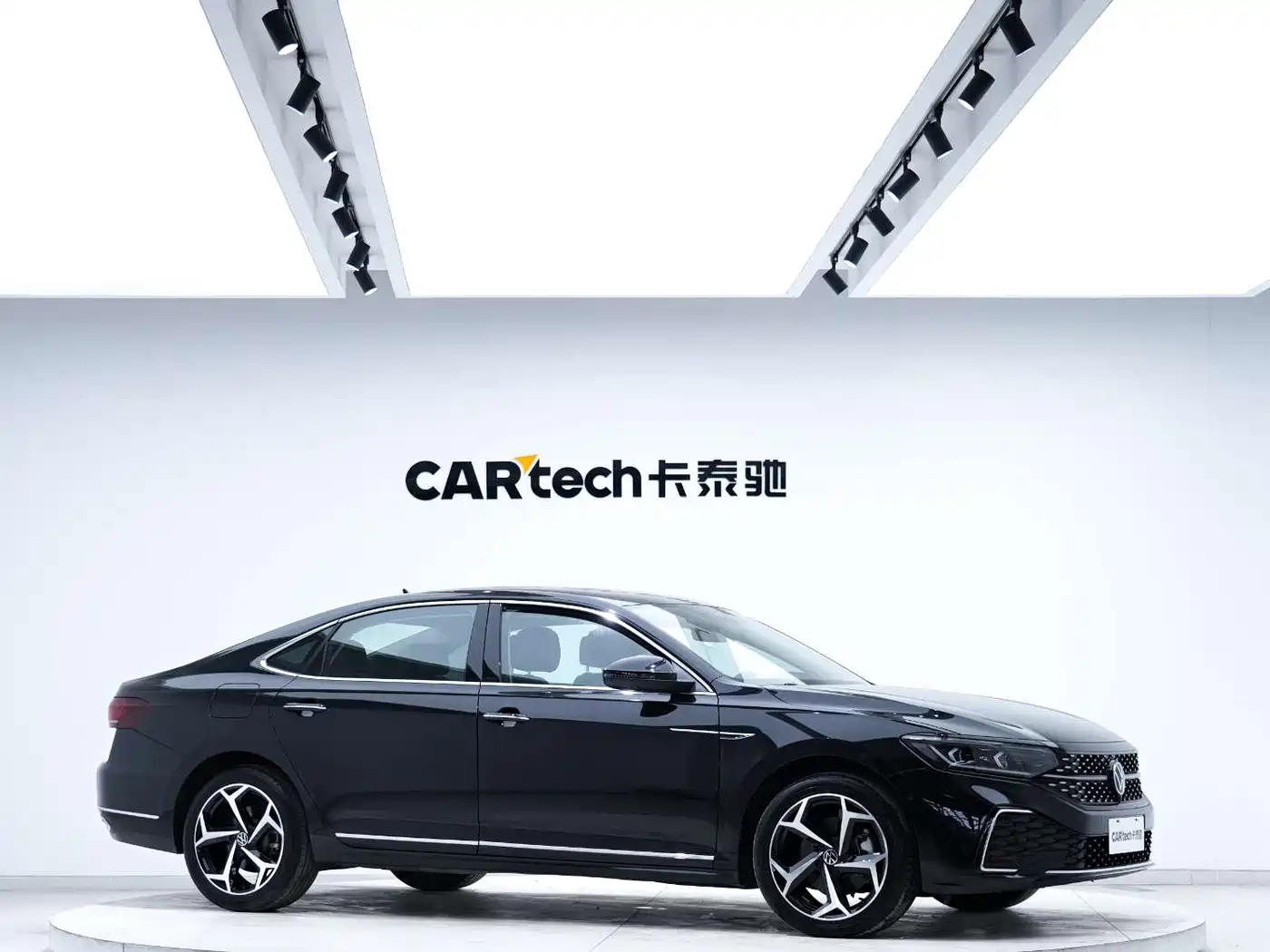 Volkswagen Passat 2023 Facelift 330TSI Starlight Luxury Edition фото 5