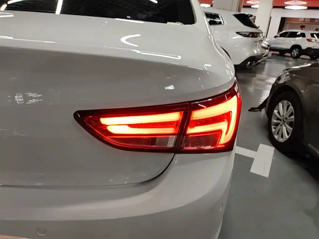 Buick Verano 2018 Sedan 20T Dual Clutch Leading фото 8