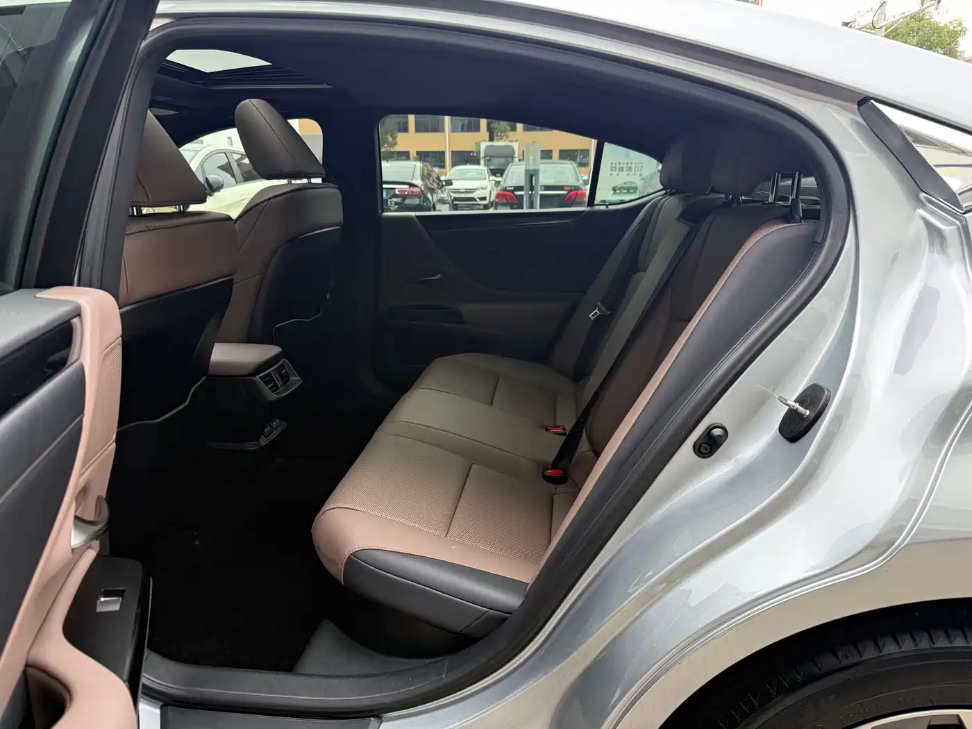 Фото 5 - Lexus ES