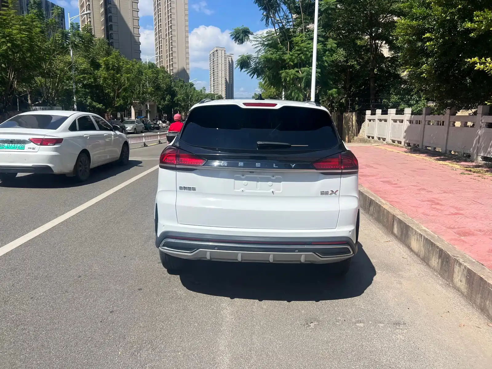 Фото 8 - Geely Atlas