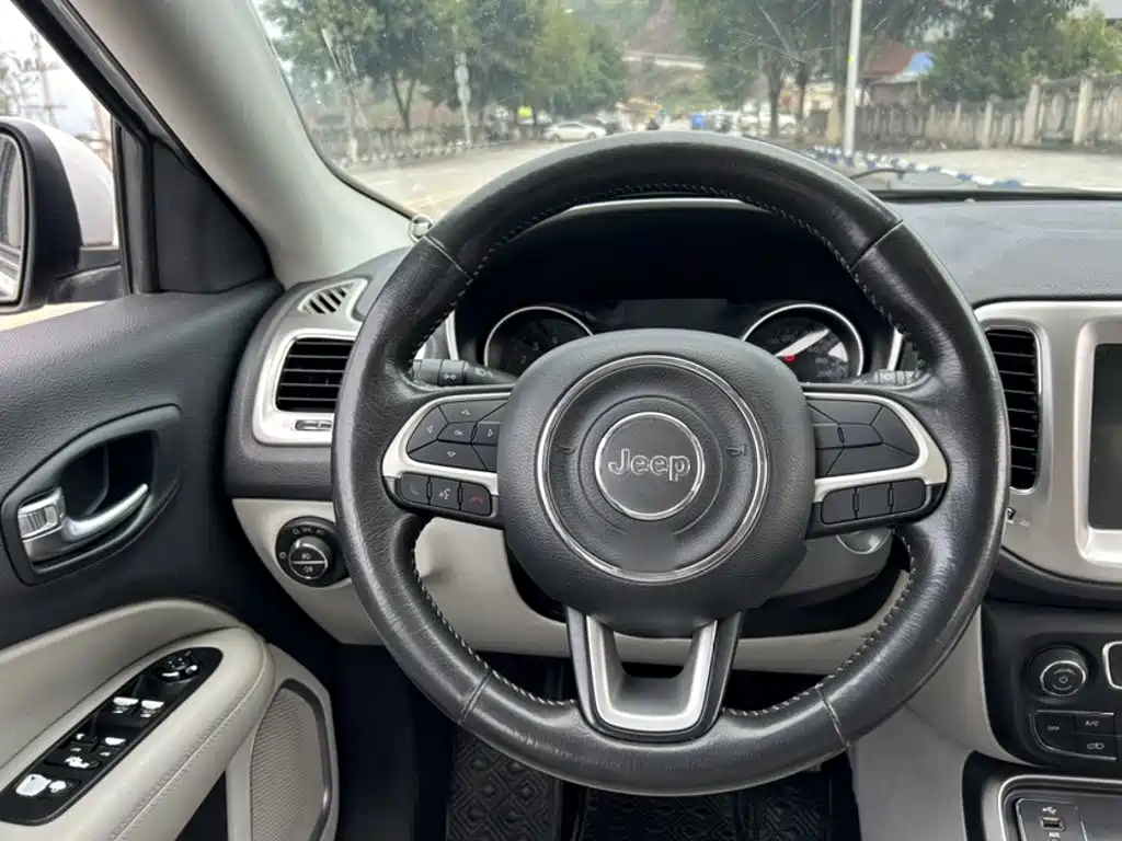 Фото 10 - Jeep Compass
