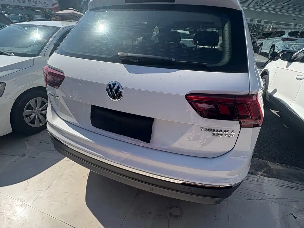 Photo 18 - Volkswagen Tiguan L