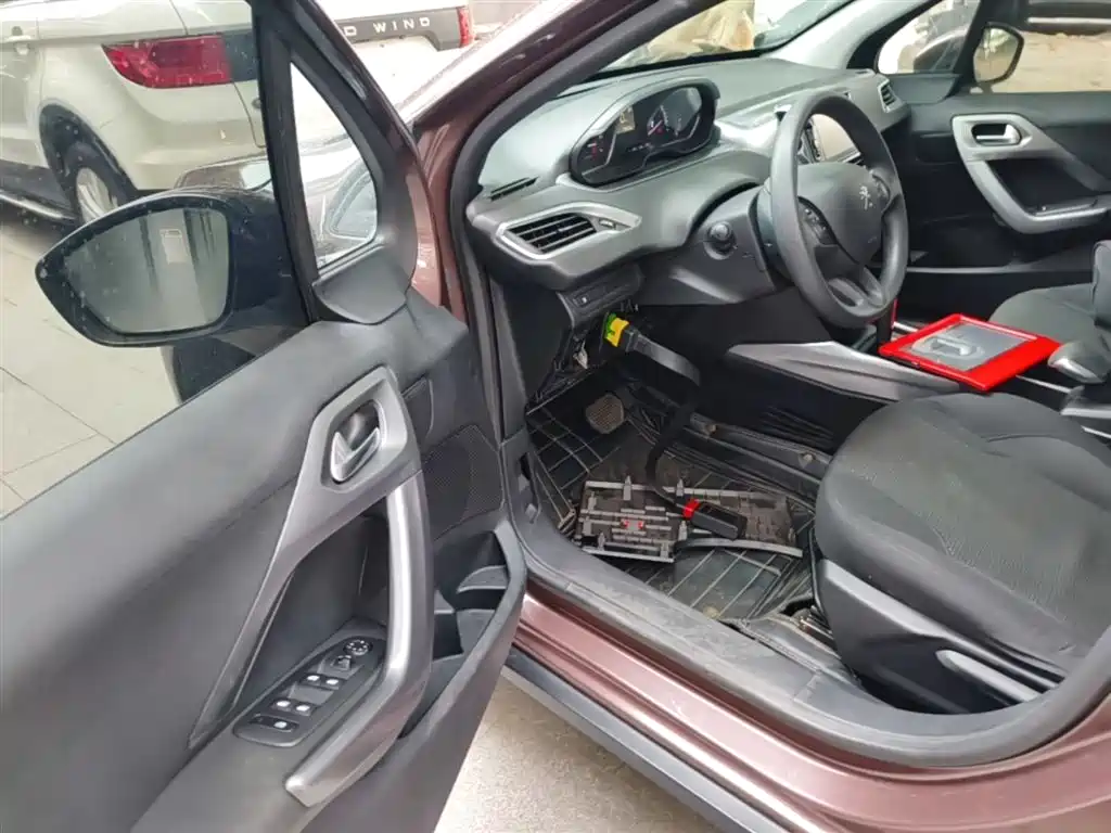 Peugeot 2008 2014 1.6L Automatic Fashion Edition фото 16