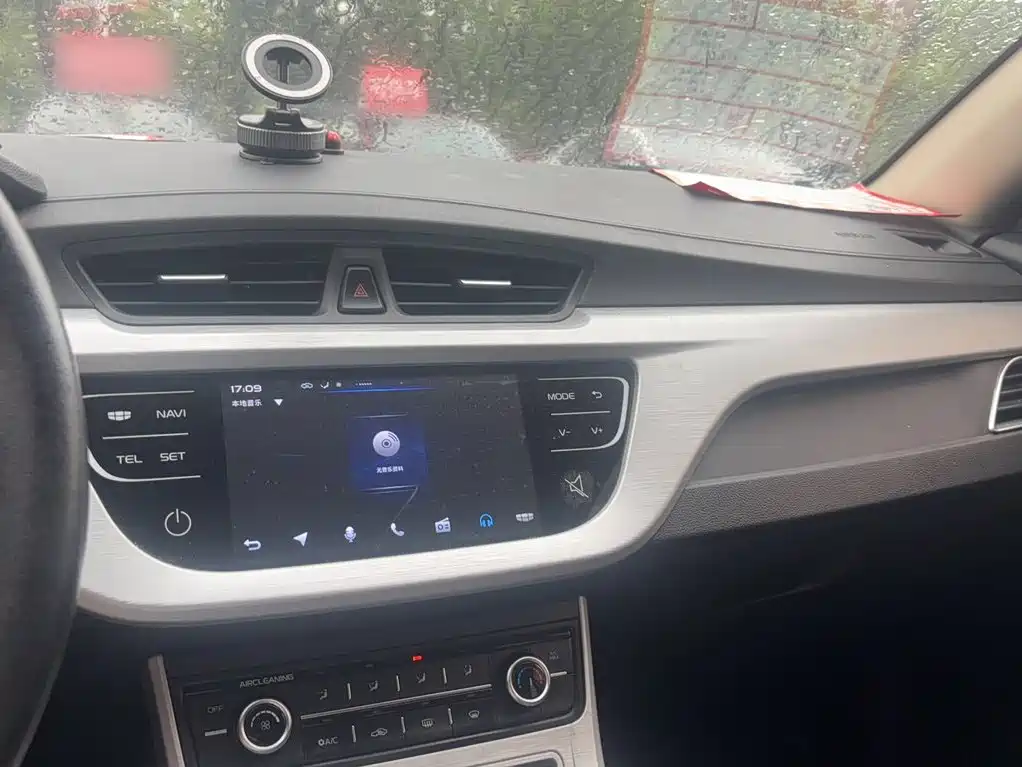 Фото 2 - Geely Vision