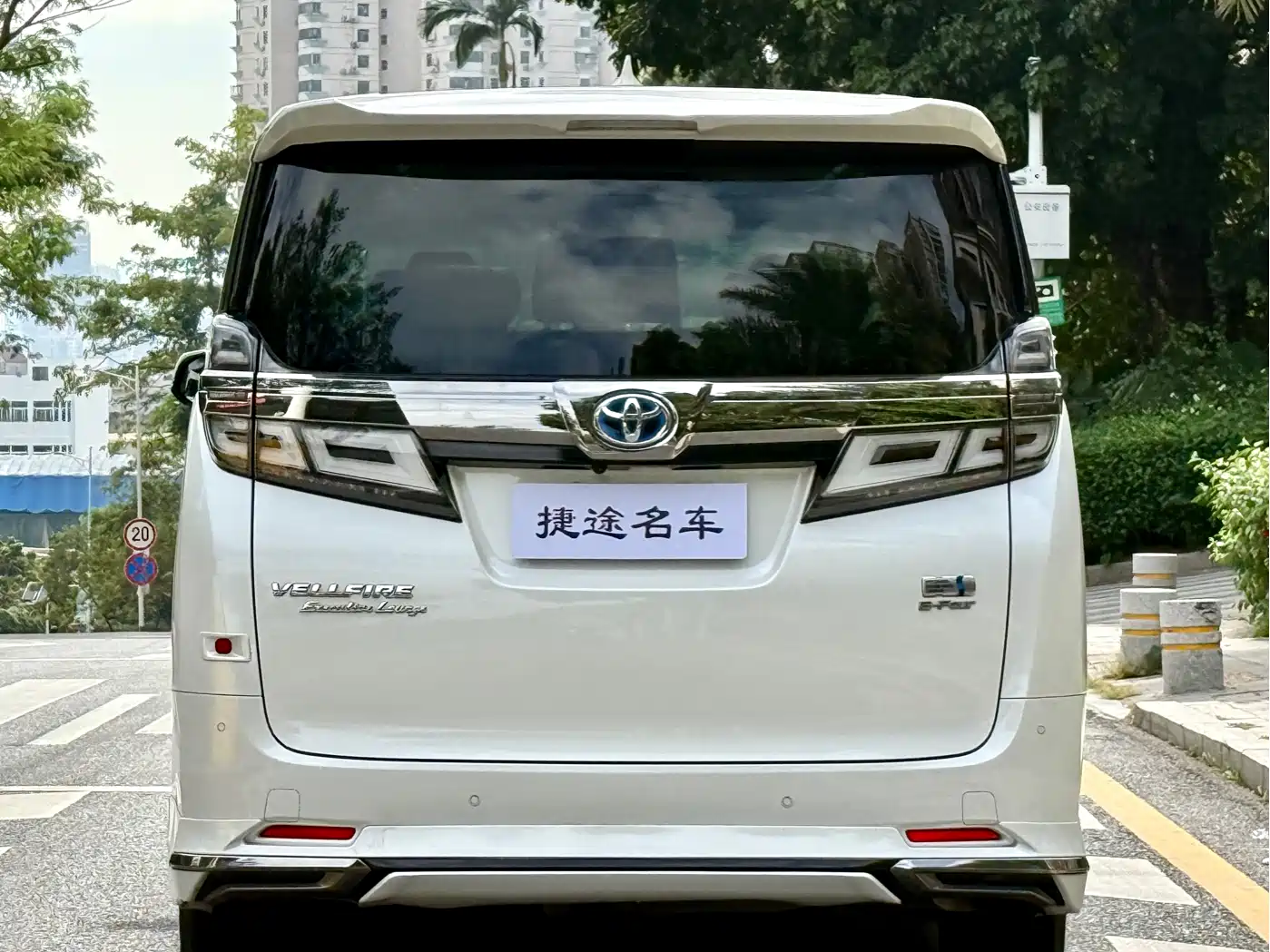 Toyota Vellfire 2021 Crown Hybrid 2.5L HV Premium Edition фото 4