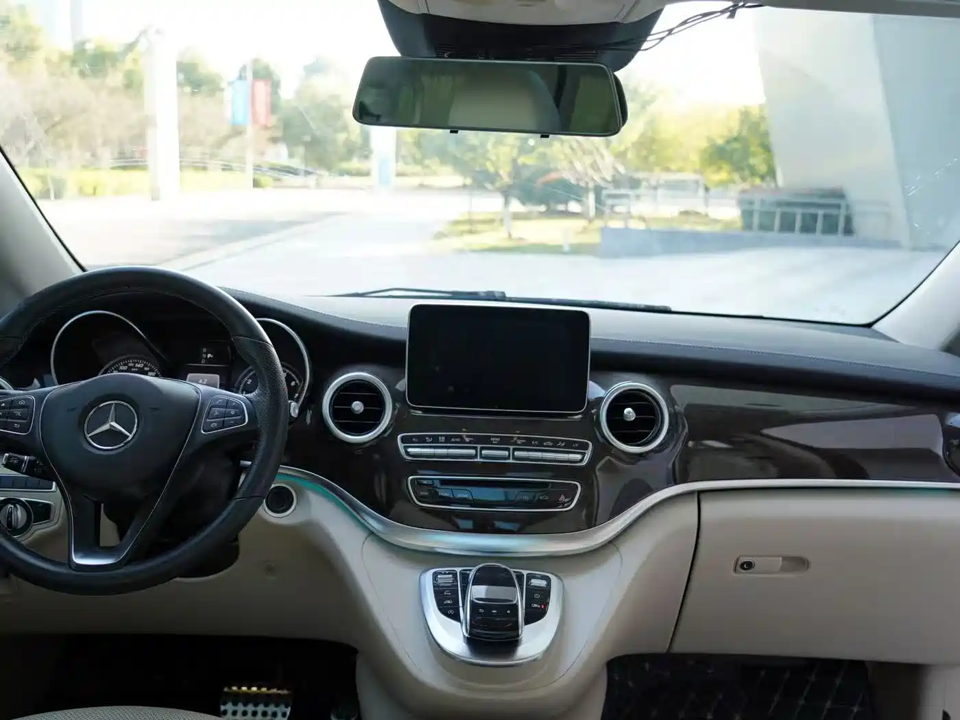 Mercedes-Benz V-Class 2017 Model V 260 L Premium Extended Edition фото 7