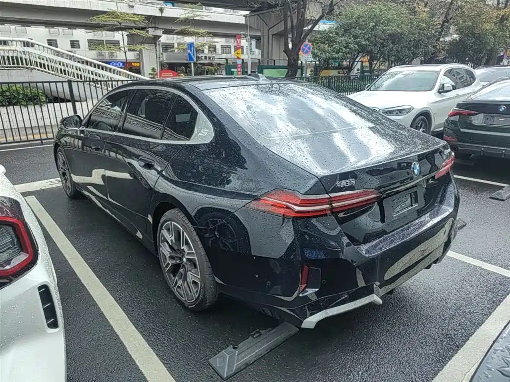 BMW 5 Series 2025 530Li Premium M Sport Package фото 5