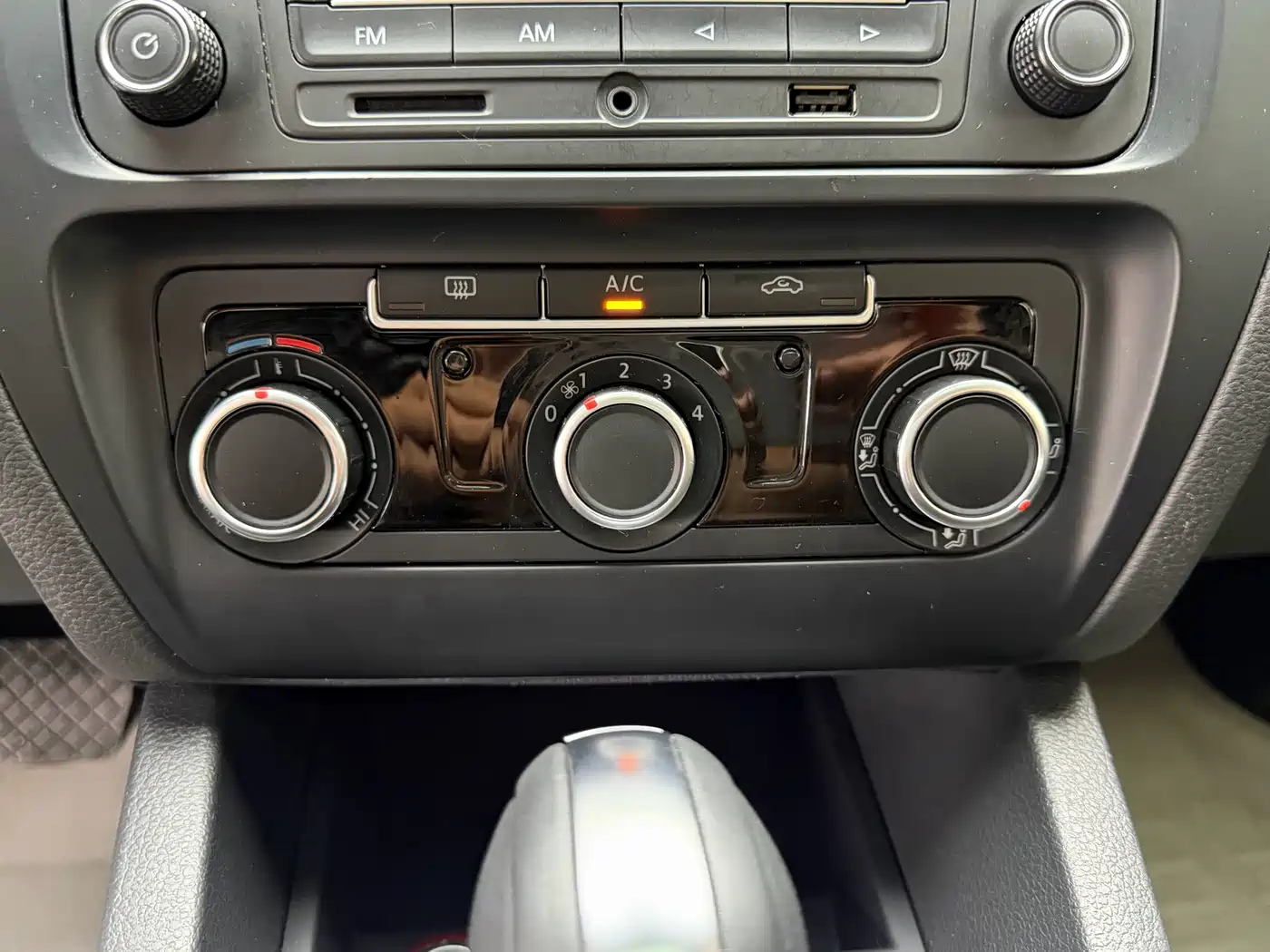 Volkswagen Sagitar 2012 1.6L Automatic Comfort Type фото 11