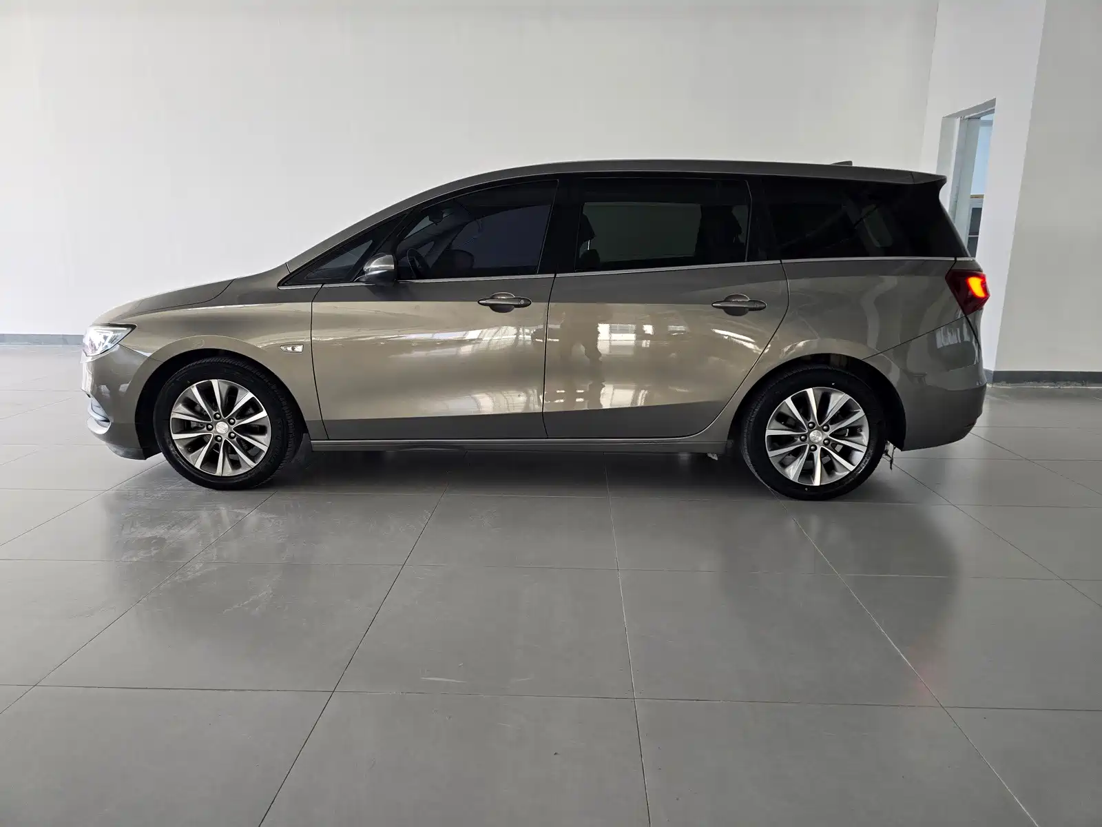Photo 6 - Buick GL6