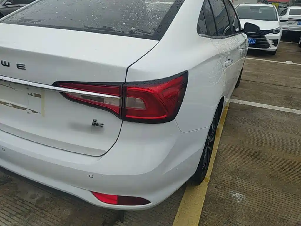 Фото 8 - Roewe i5