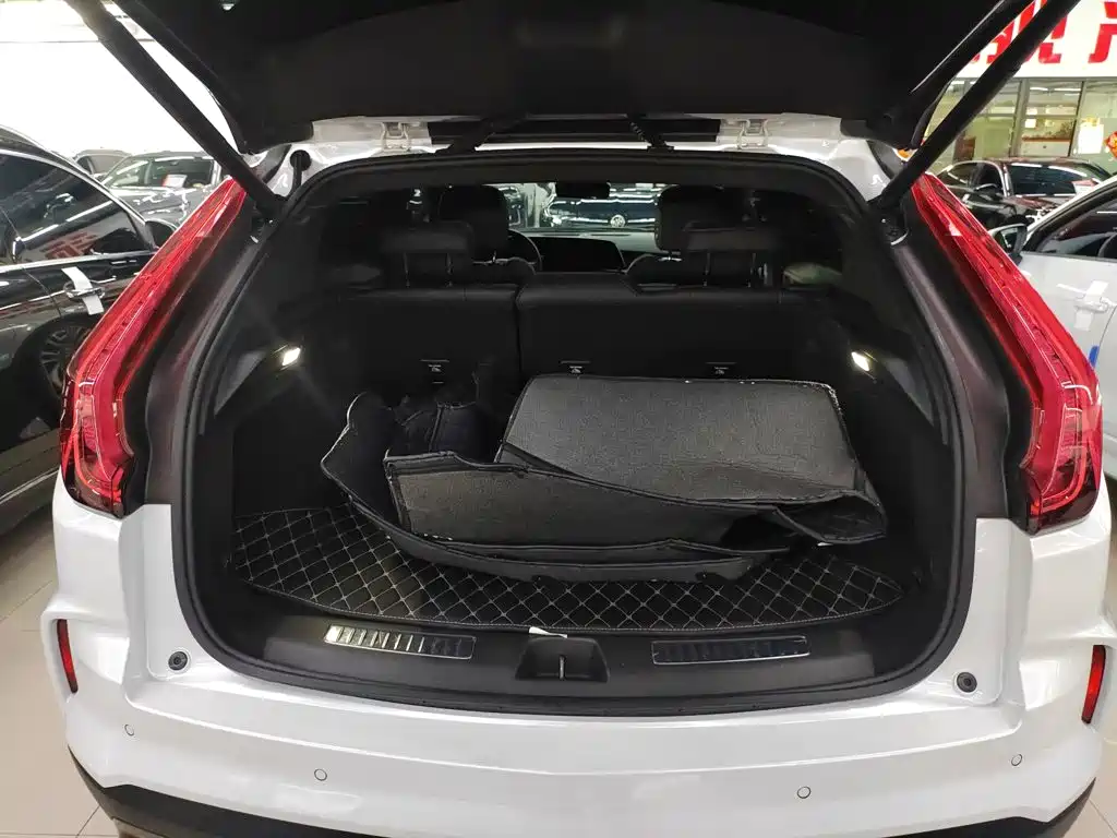 Cadillac XT4 2025 2024 28T 2WD Premium