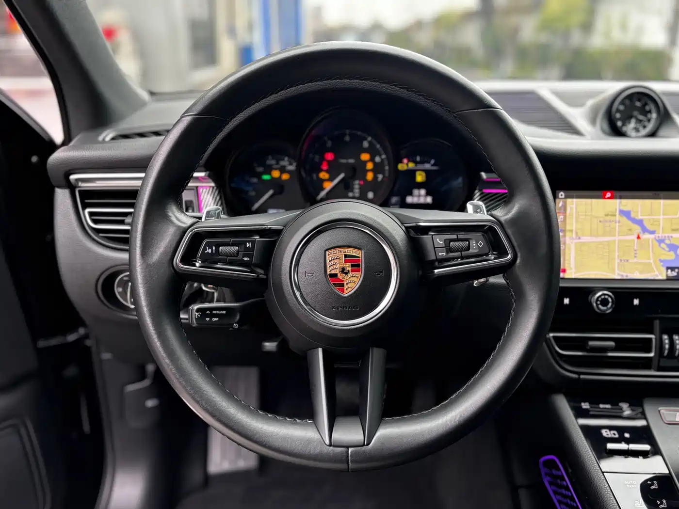 PORSCHE MACAN
