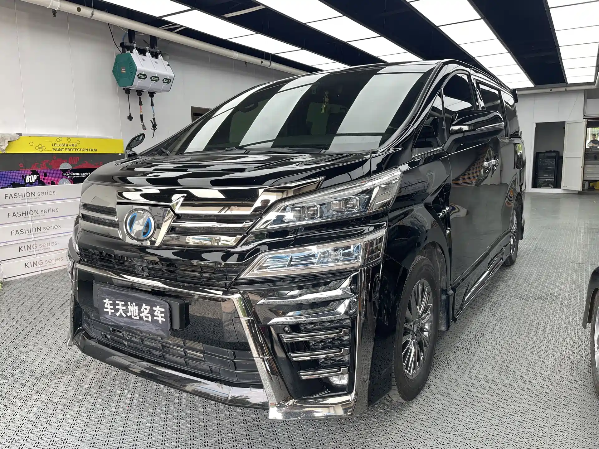 Фото 2 - Toyota Vellfire