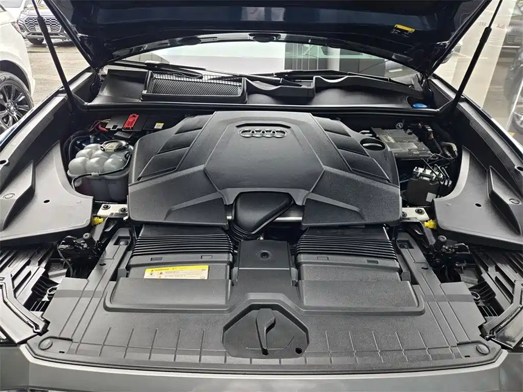 Фото 8 - Audi Q8