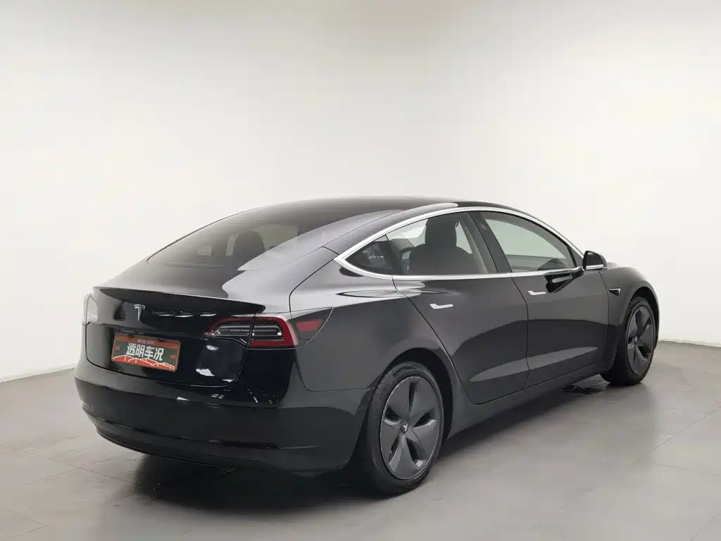 Фото 2 - Tesla Model 3